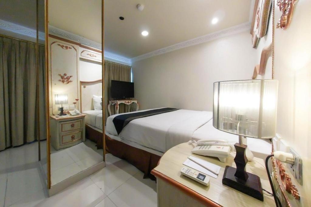 Amos Cozy Hotel Melawai Jakarta Buitenkant foto